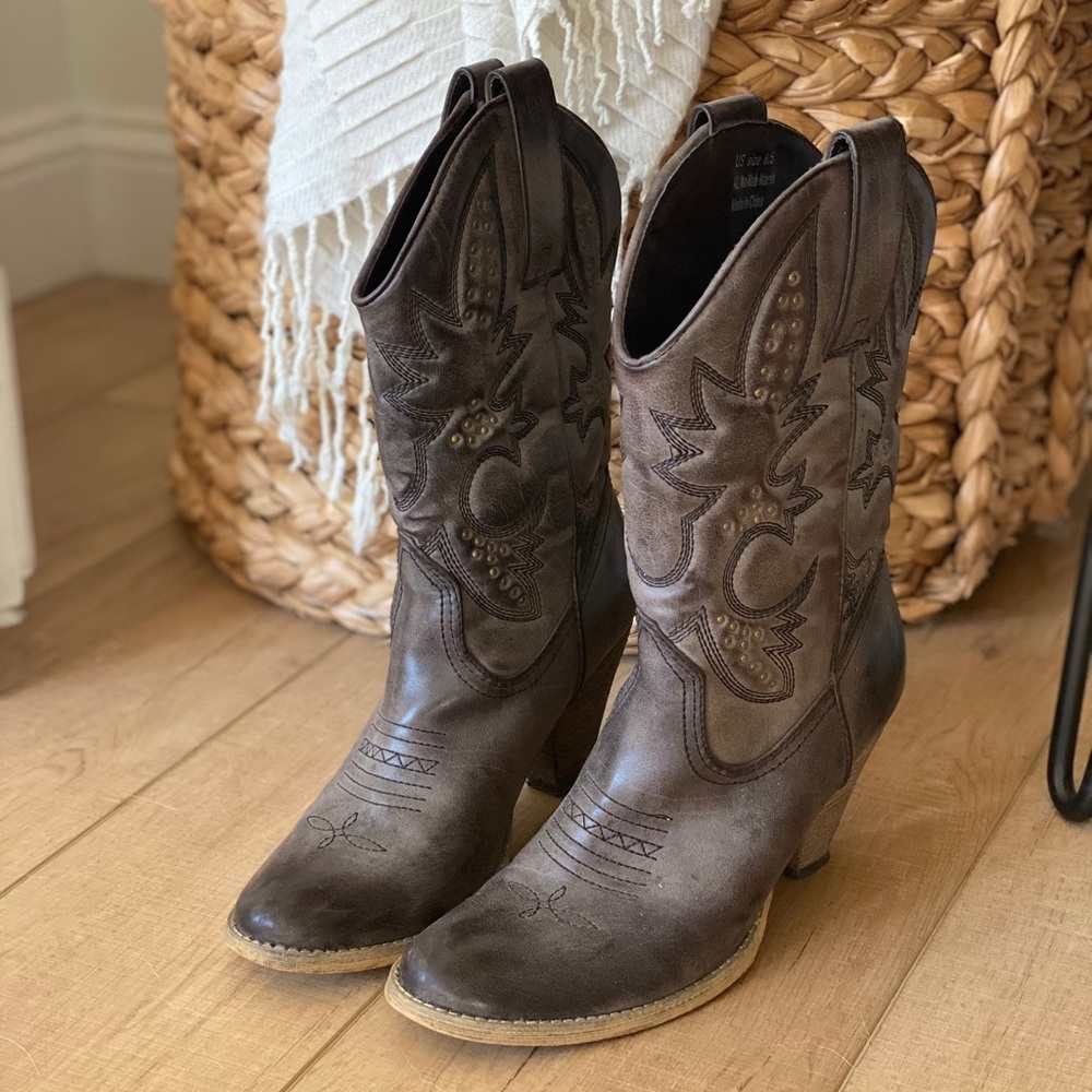 Very Volatile heeled Cowgirl boots dark brown 8.5